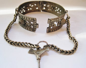 Silver Moroccan Bracelet, Vintage Berber Bangle, with Bird Closure, Ethnic Maghreb Jewelry
