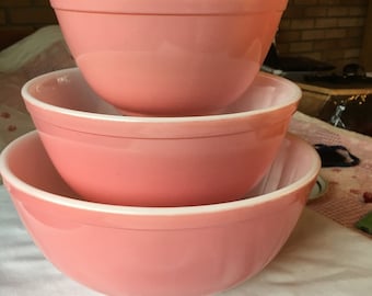 Set of 3 Pink Pyrex Mixing Bowls