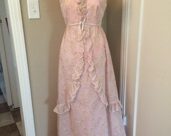 Vintage women's 1970's pink floral prom maxi dress. Size Small