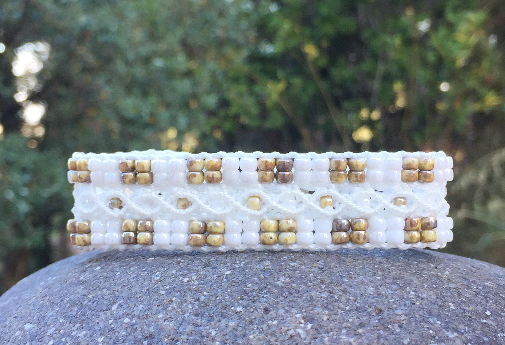 Bracelet bohème blanc et brun LAixois en micro-macramé