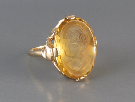 Signed Untermeyer Robbins antique Art Nouveau 14k yellow gold 12.72 carat citrine quartz intaglio cameo statement ring with unusual asymmetrical waves mounting. Circa 1910-1920.