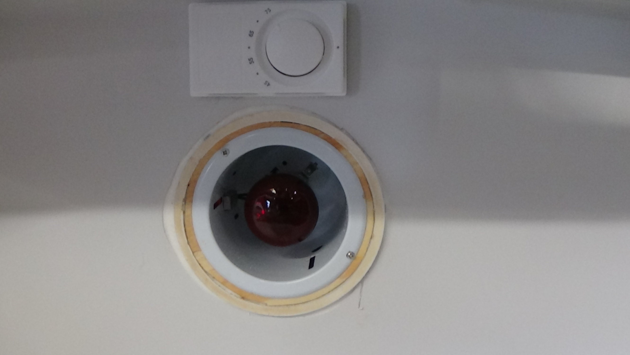 Thermostat controlled heatlamp.