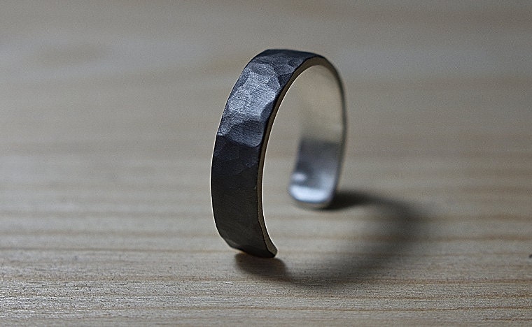 adjustable_black_ring_lrplana