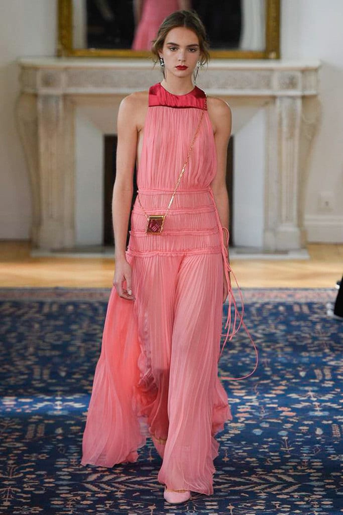Unos de los vestidos de la nueva colección de Valentino. Foto Vogue España