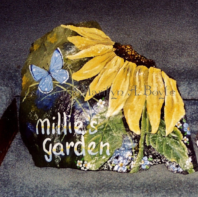 The flower follows the conture of the stone.