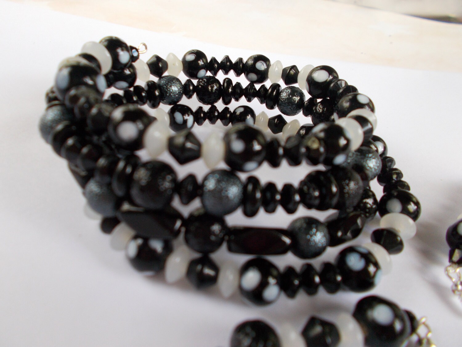Black & White Poke-a-dot, Memory Wire