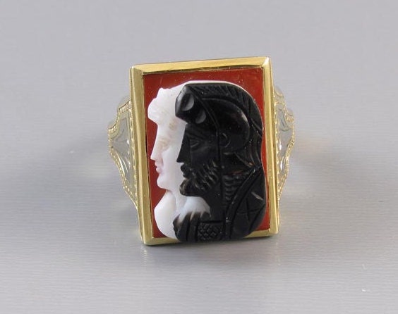 Signed Untermeyer Robbins mans antique Art Deco 14k yellow and white gold sardonyx hardstone double headed warrior cameo ring. Circa 1920-40.