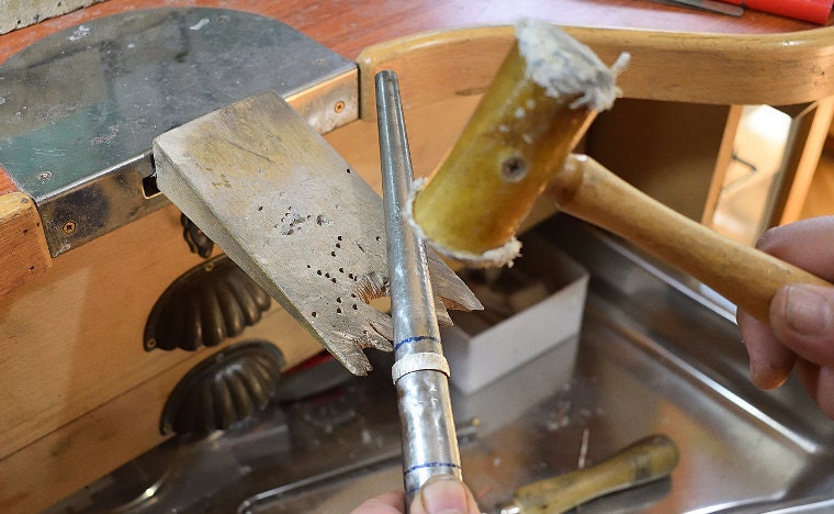 Manually conform metal to give final shape to the ring. Lrplana