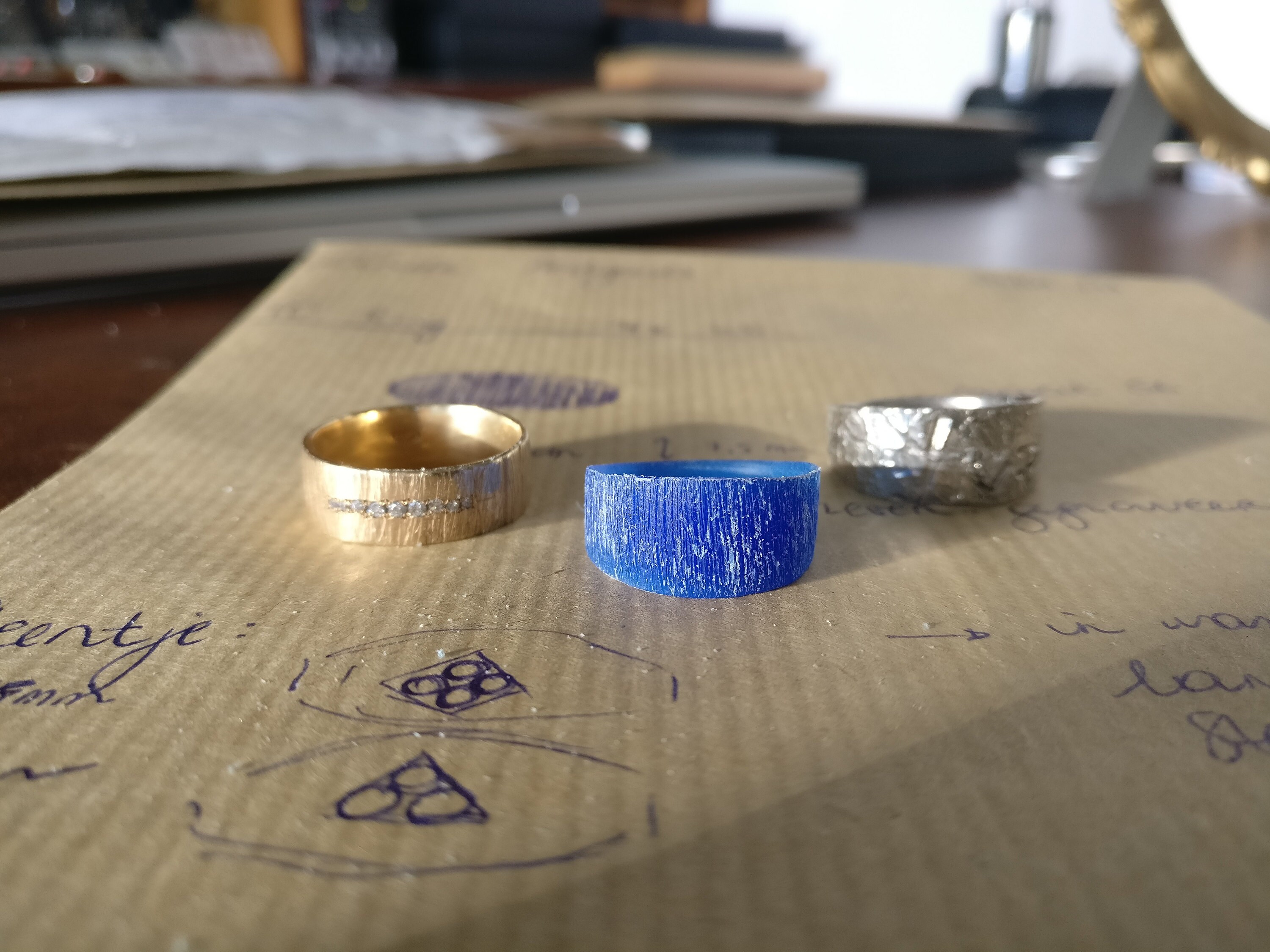 ring uitgewerkt in harde was