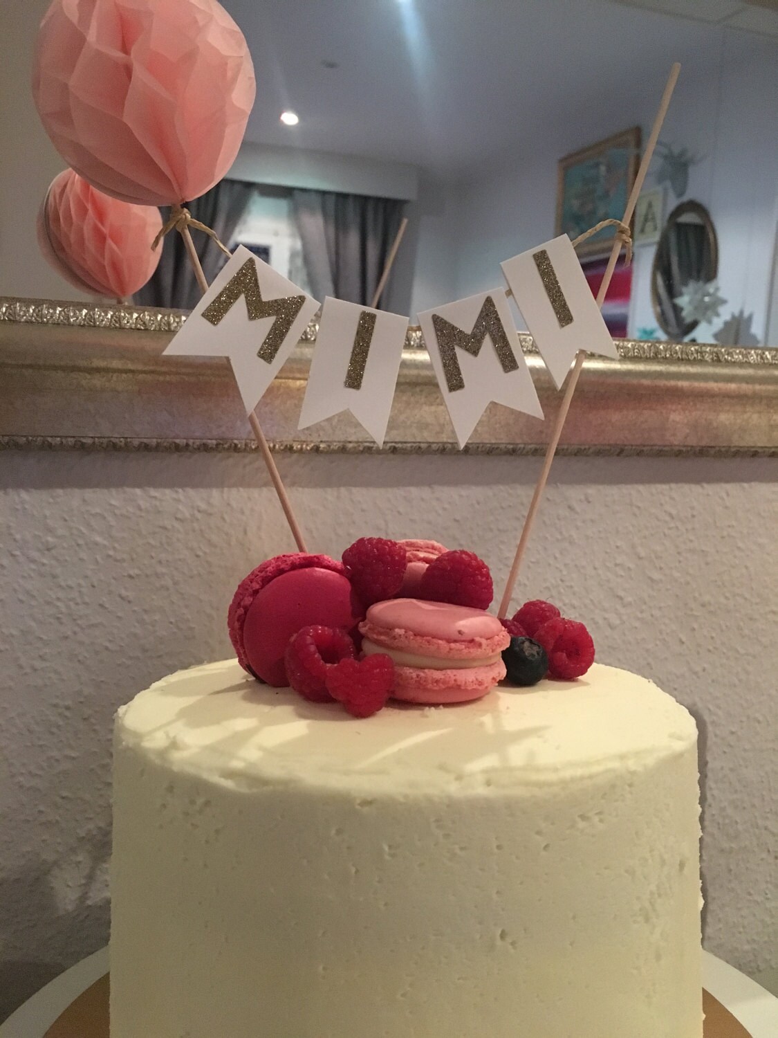 Personalizada con macaroons, frutos del bosque frescos y mi mini pancartita con mi nombre.