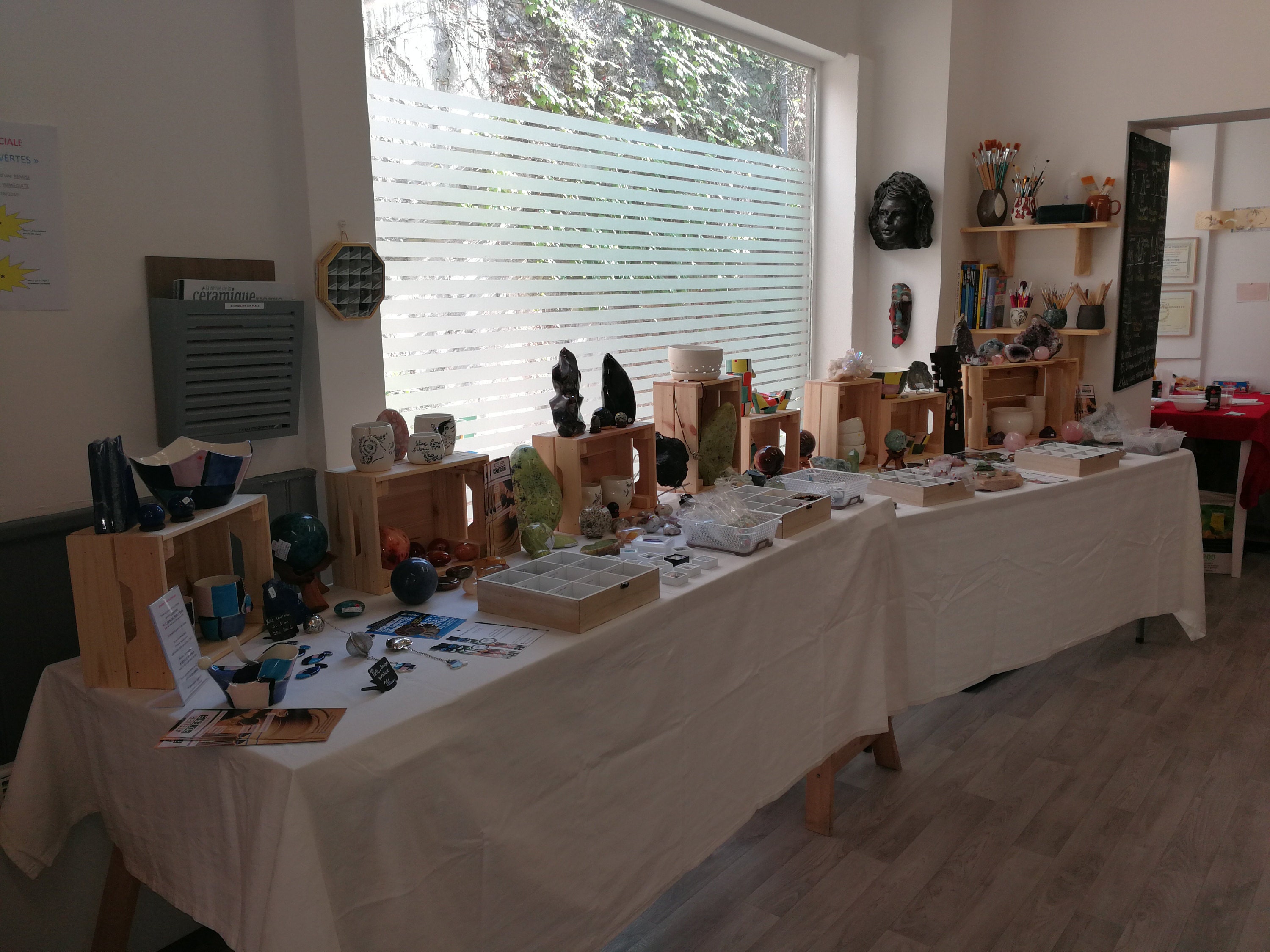 Ma première expo vente La matière dans tous ses états vient de se terminer. Une très belle après-midi où les visiteurs ont afflué tout au long de laprès-midi. Loccasion avec Géraldine mon hôte de partager nos passions respectives : la céramique et les minéraux. Alliance réussie aux vues des nombreux échanges et retours très sympathiques des personnes qui ont fait le déplacement. MERCI et à très vite pour la prochaine édition à la rentrée très certainement. Plus de photos depuis ma galerie ou depuis mon site facebook https://www.facebook.com/PierresdEmotions/