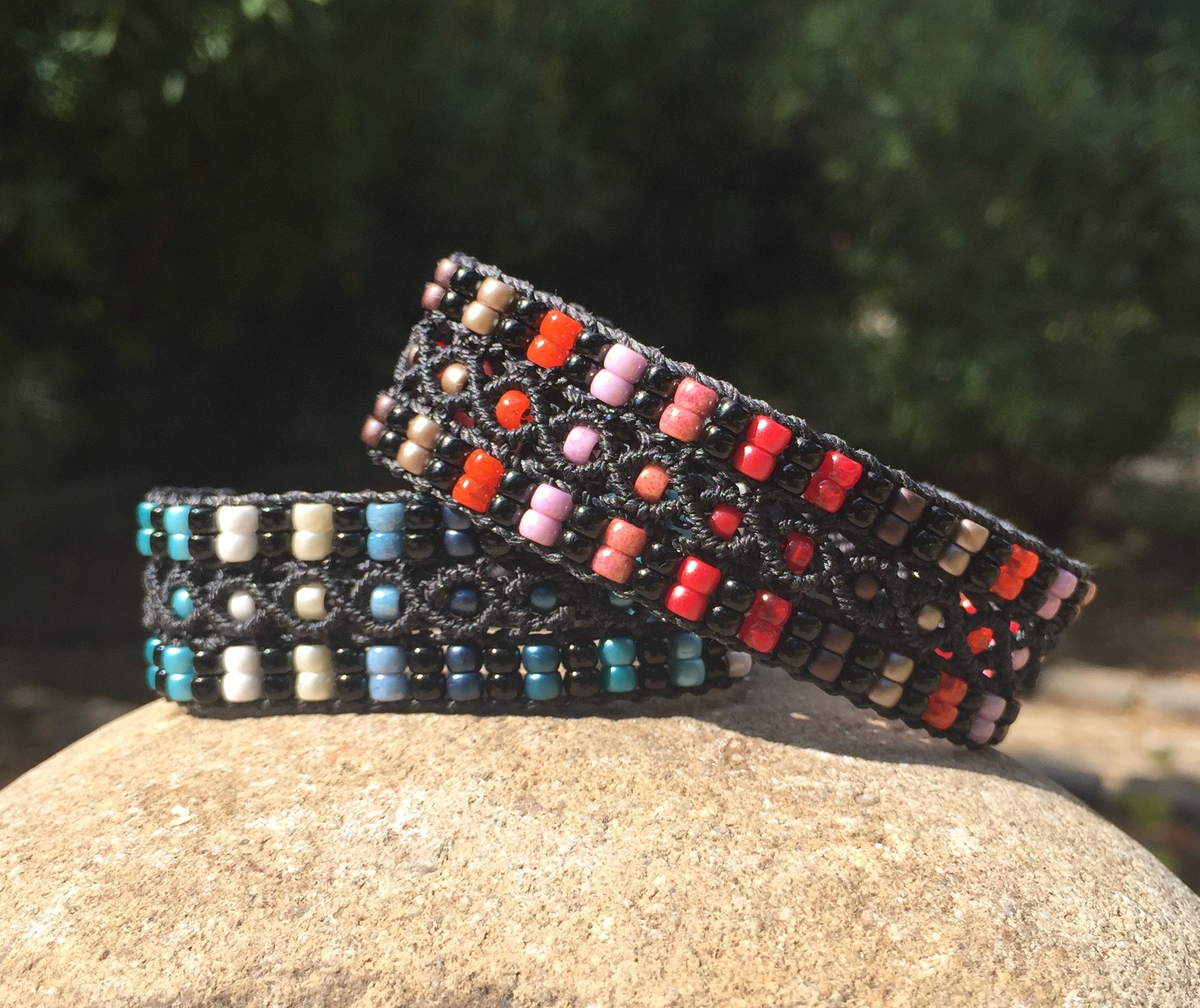 Bracelets LAixois noir en micro-macramé avec rayures style Rykiel