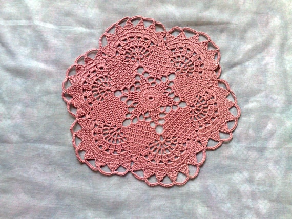Rundes Zierdeckchen aus rosa Baumwolle häkeln