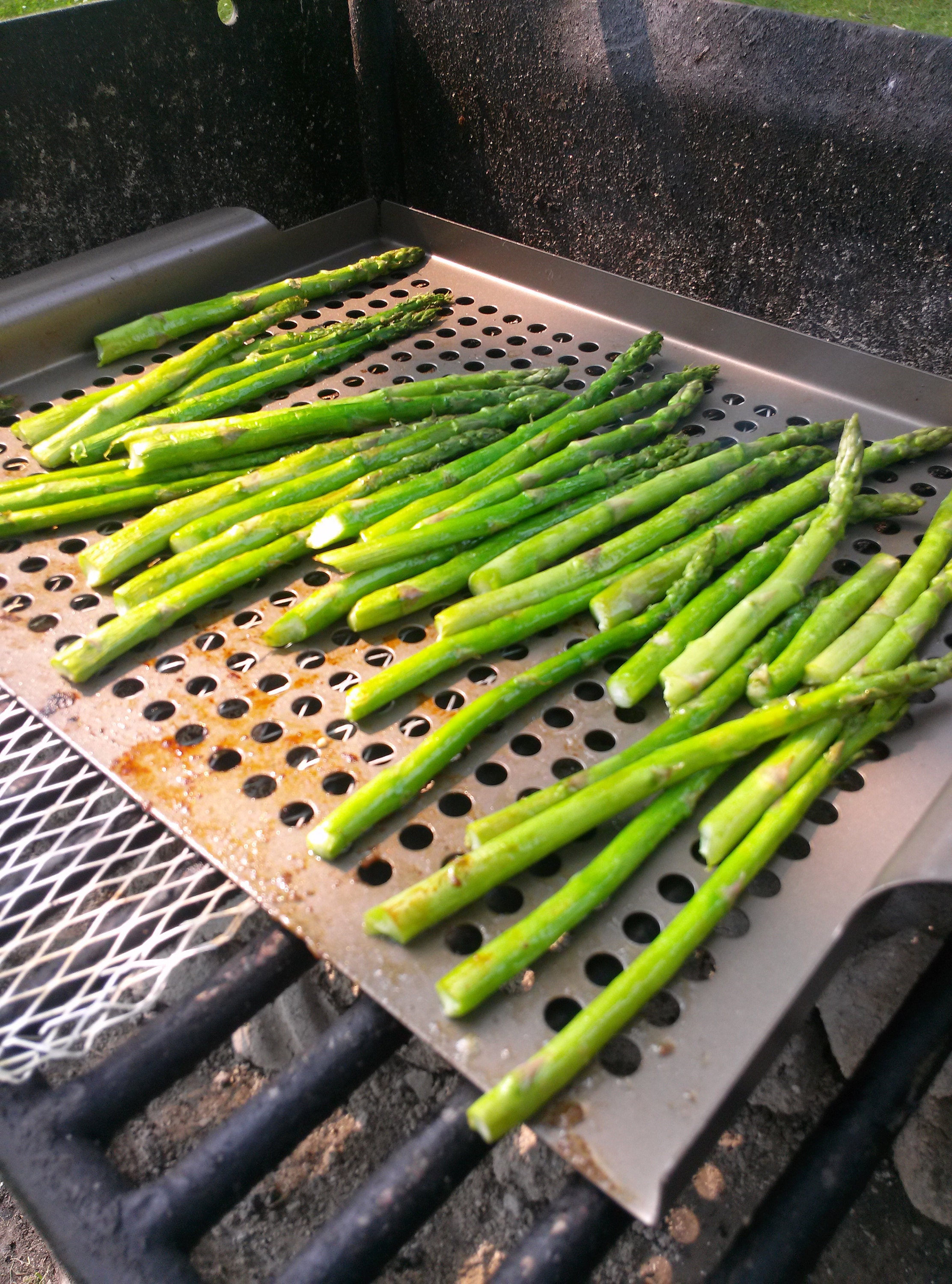 asparagus on the grill