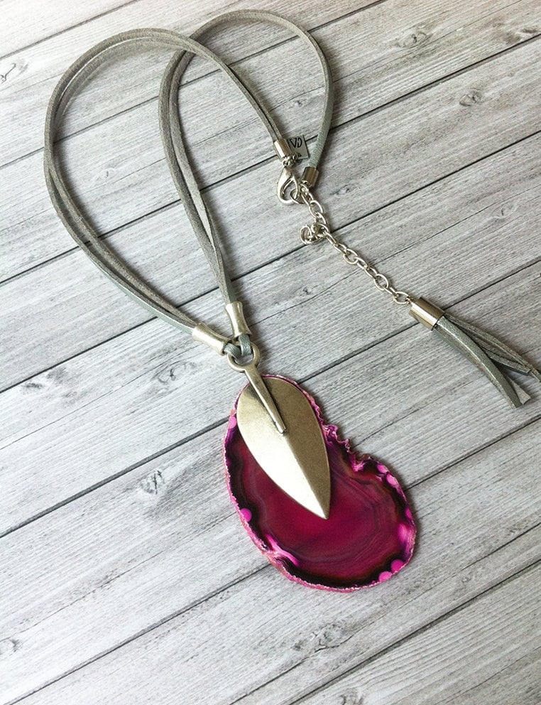 Pink Ágate, silvery leather and metal leaf.