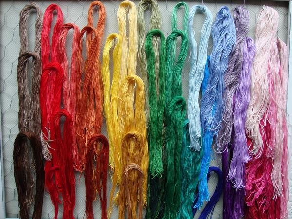 DIY embroidery thread display: laying out the colours