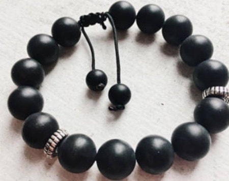 Black Onyx has the energy of strong support, determination to help one persevere. It also helps people to rely on their powers and trust their inner voice. In Feng shui Onyx is used in money & wealth amulets.
