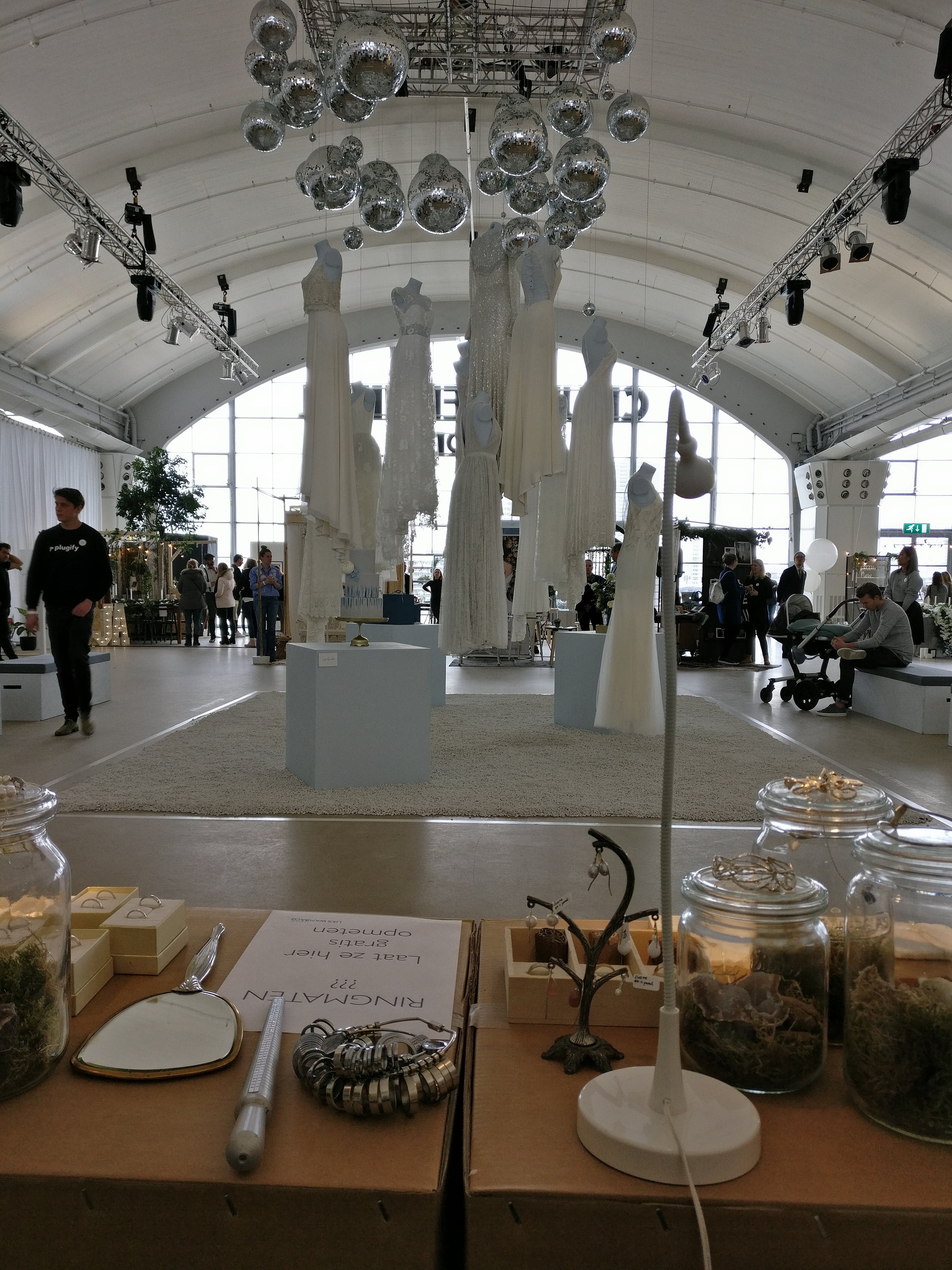 Zicht op de bruidsjurken van http://wildatheartbridal.nl/nl/startpagina/