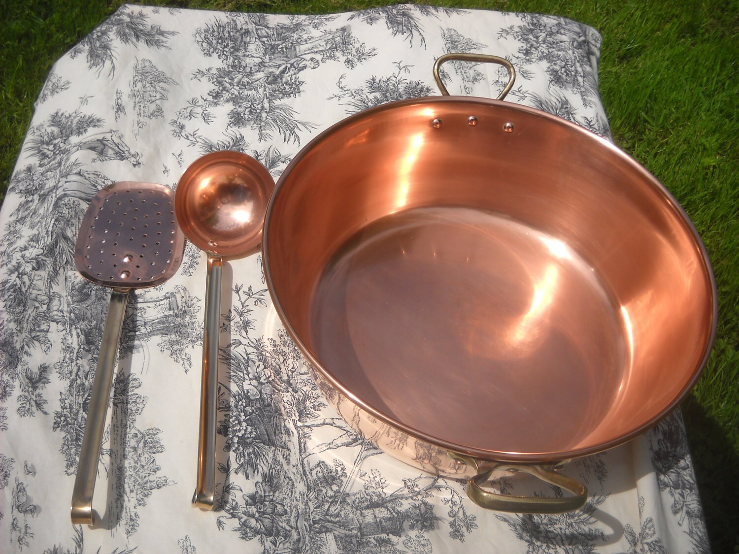 Jam pan with utensils