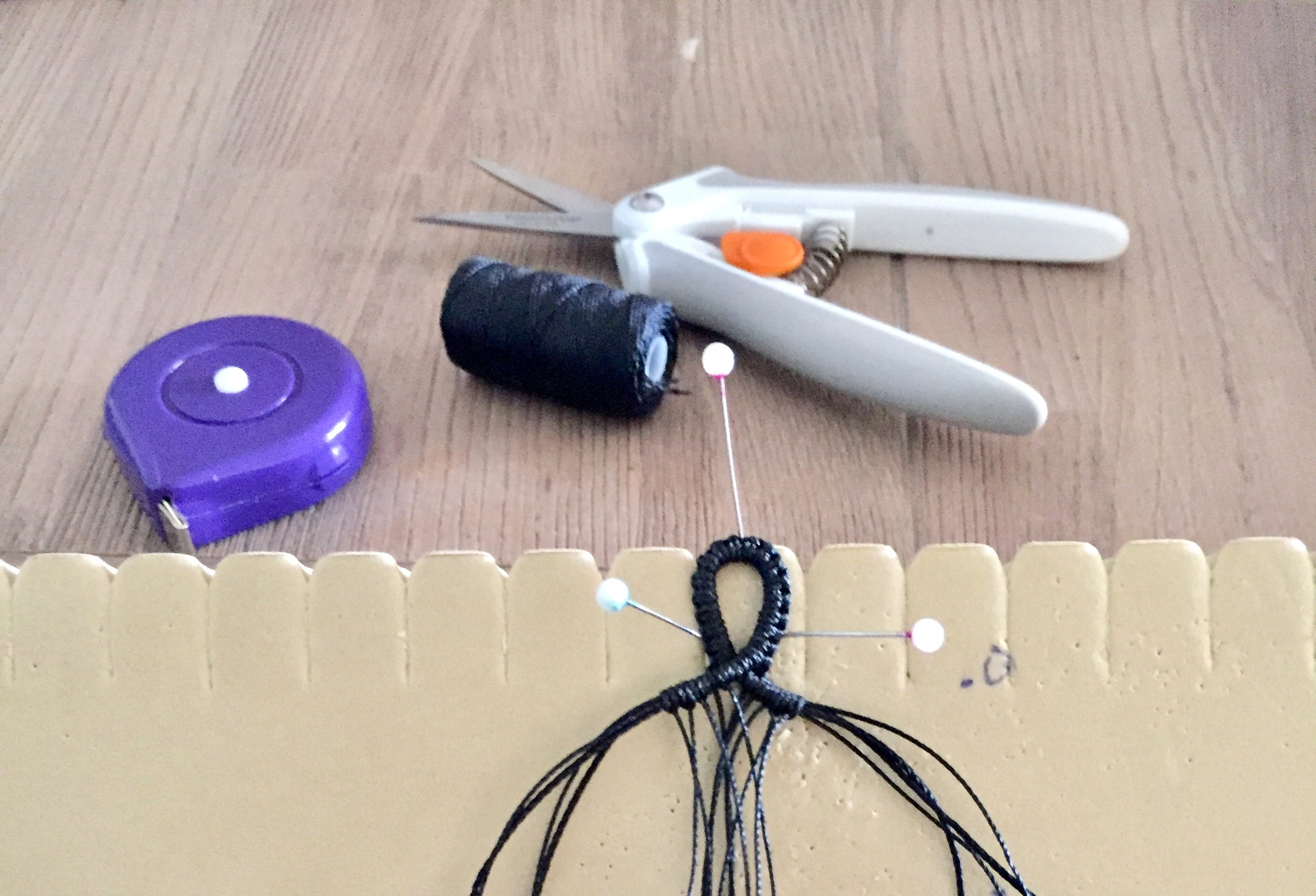 Démarrage dun bijou en micro-macramé