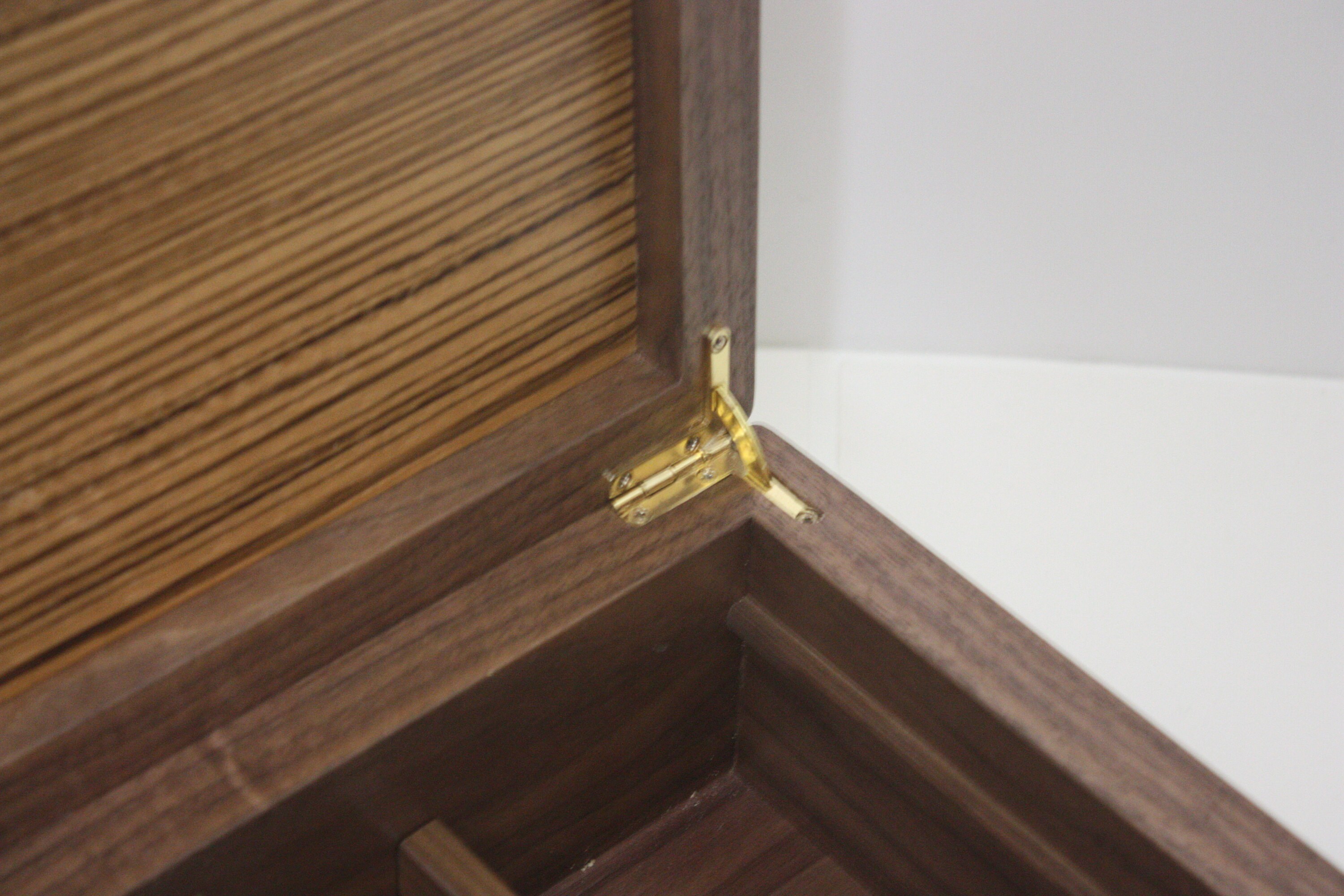 Box with Quadrant Hinges
