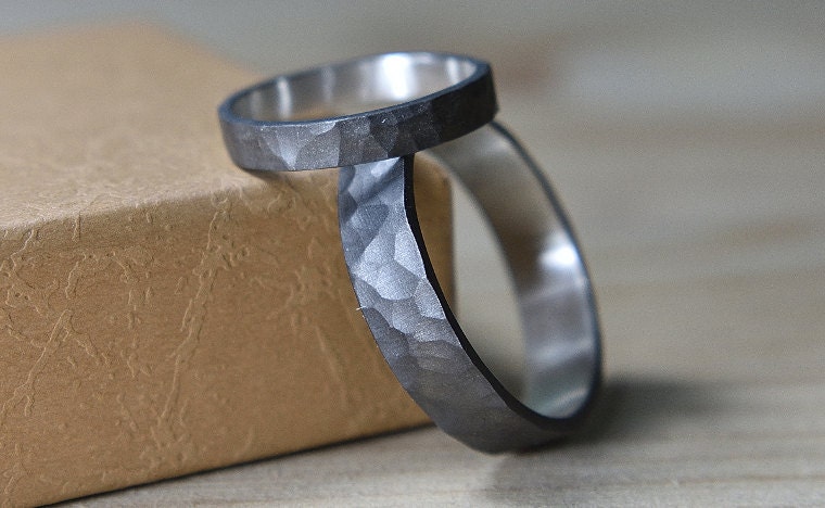 Black_hammered_rings_lrplana