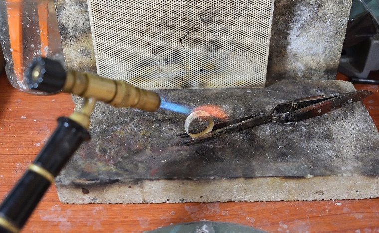 Solder the different parts of the ring.