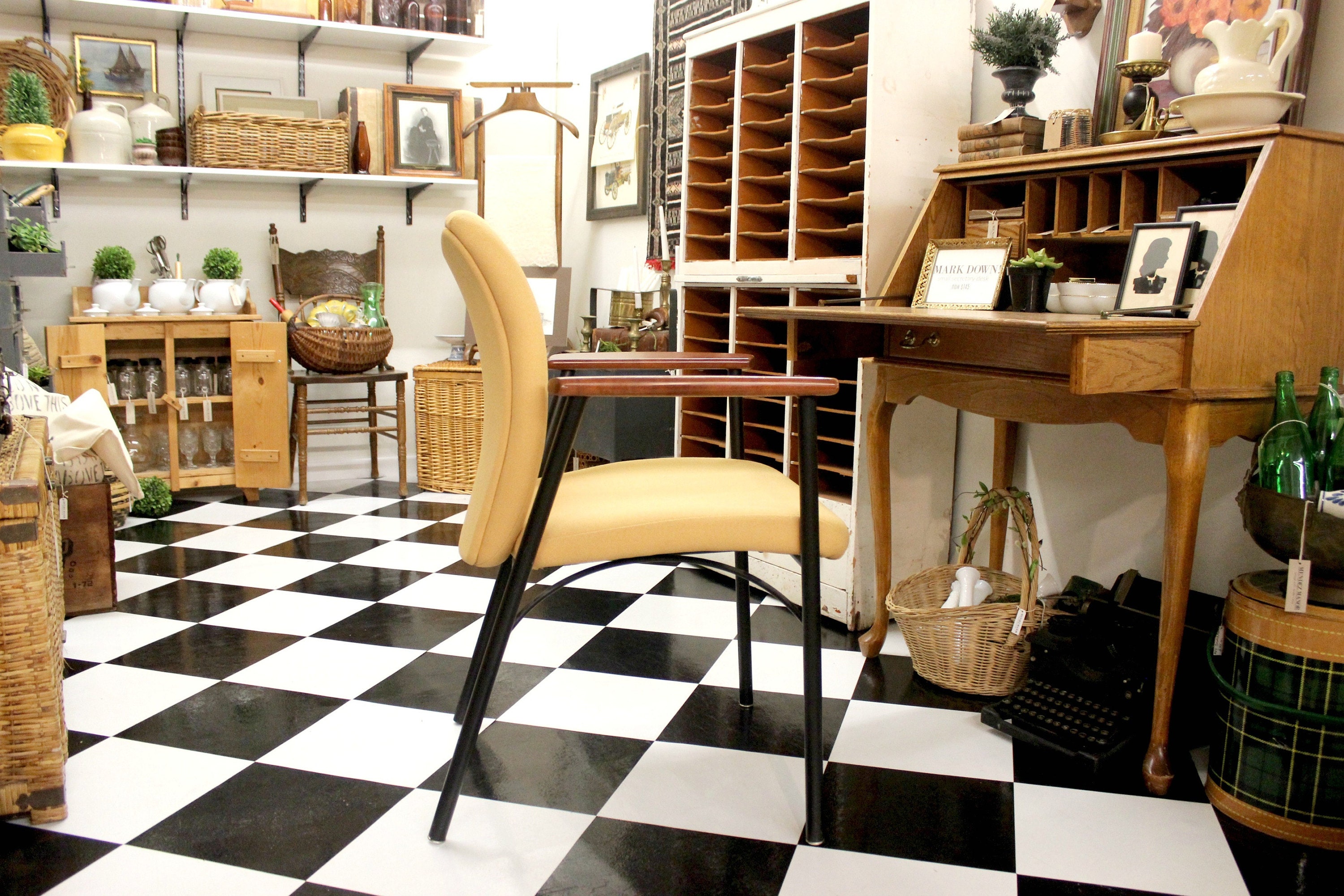 mid century modern office chair via Mendez Manor