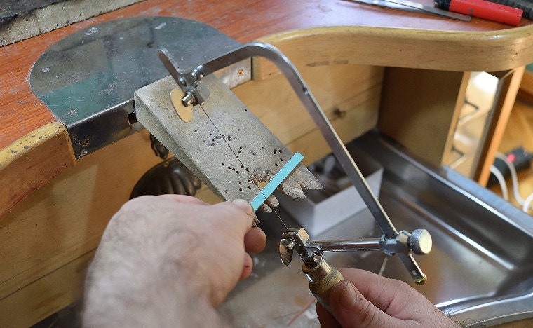 Manually cut the metal to measure. Lrplana