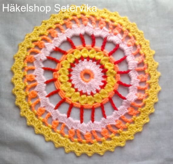Mandala Deckchen vierfarbig gehäkelt in Baumwolle