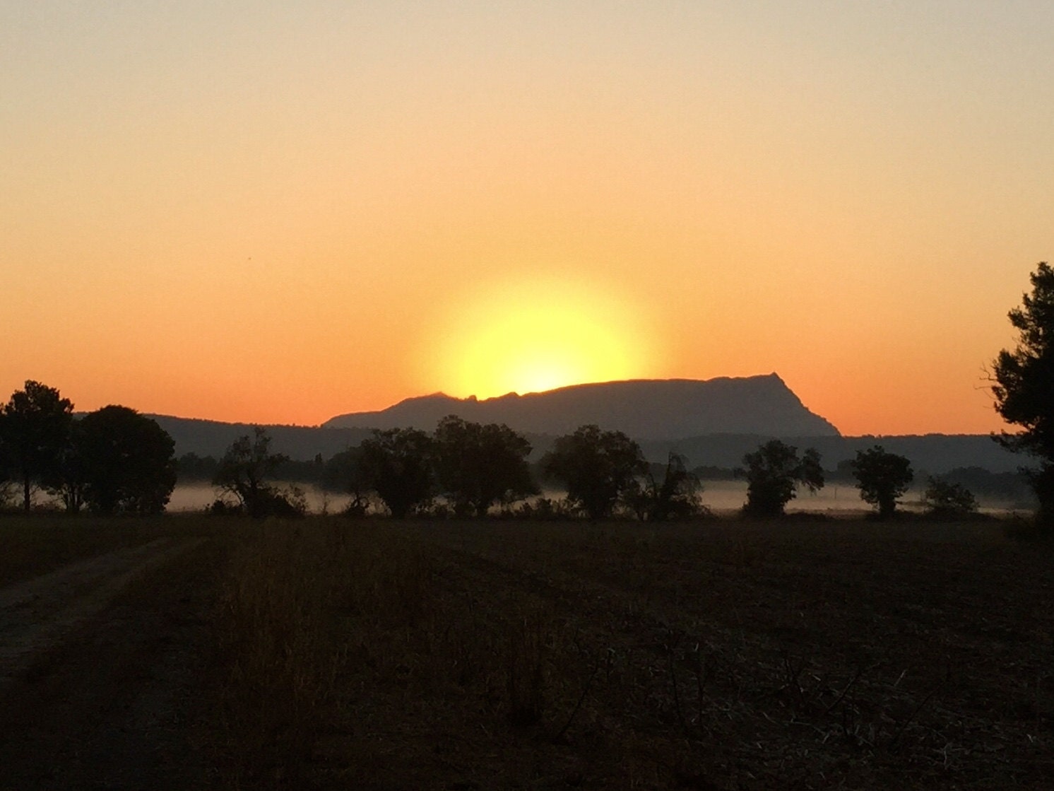 Soleil derrière Montagne Sainte Victoire