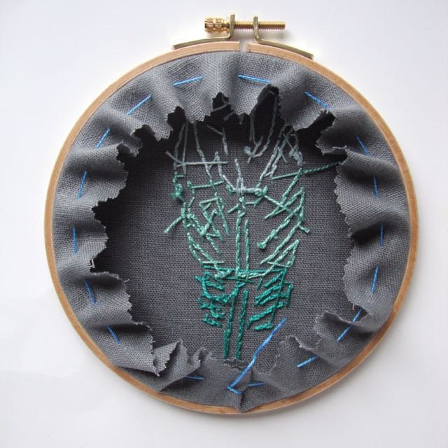Back your embroidery hoop: tighten and anchor your thread.