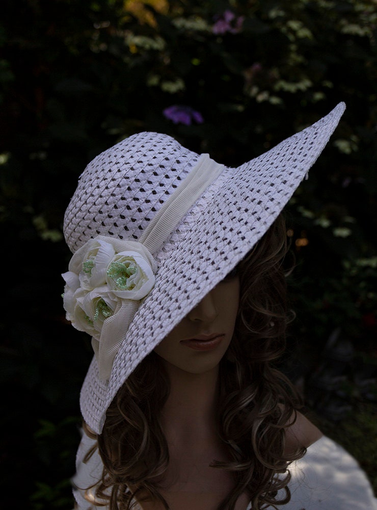 gunadesign white summer het with flowers and beads