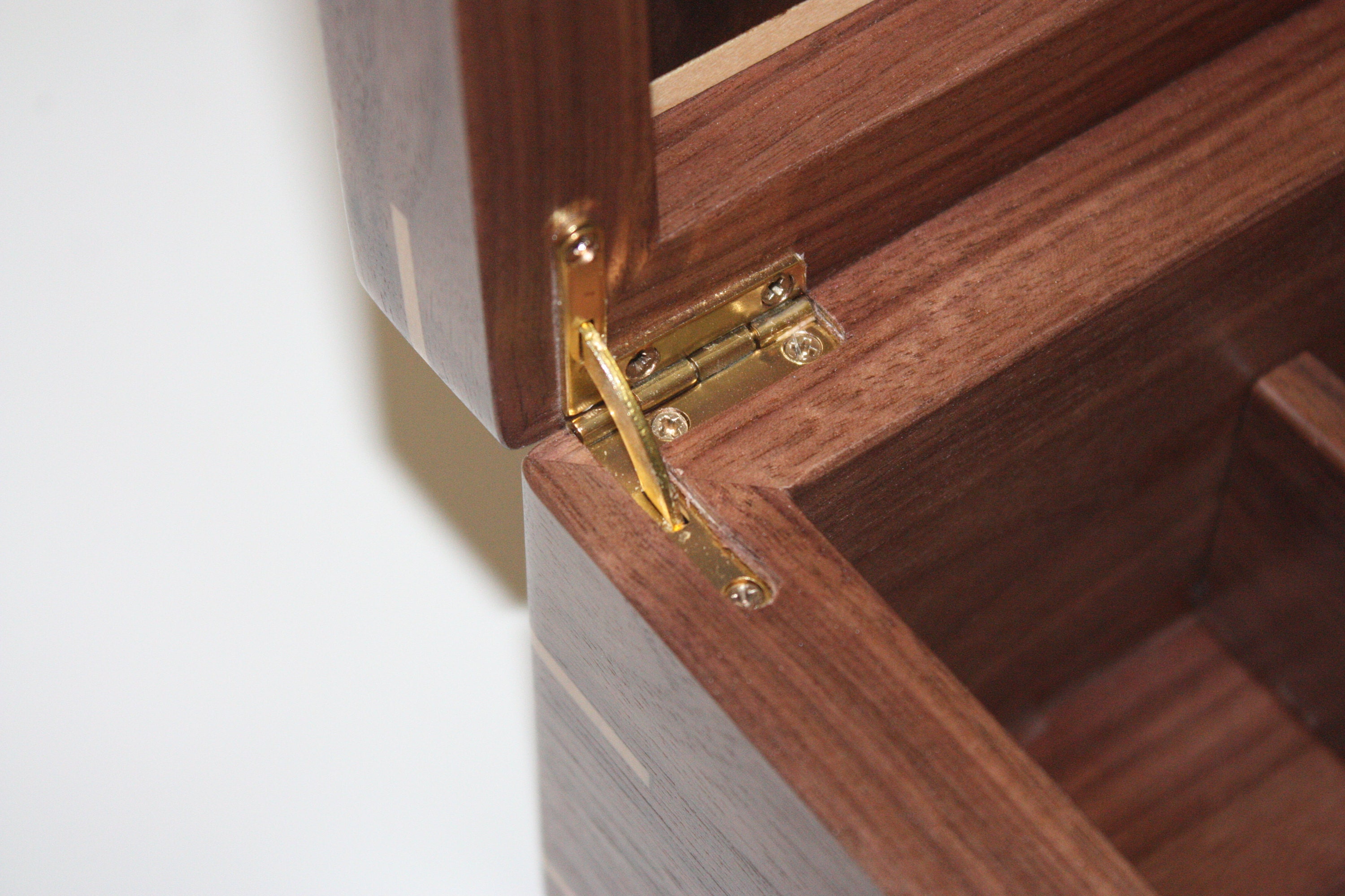 Box with quadrant hinges