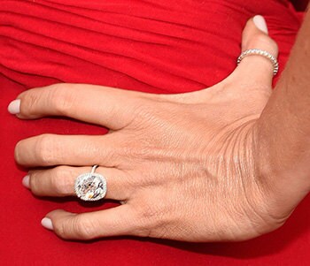 http://www.etonline.com/awards/sag/156790_sofia_vergara_huge_engagement_ring_makes_its_red_carpet_debut/