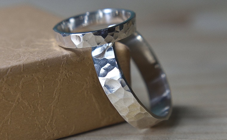 Silver_hammered_rings_lrplana