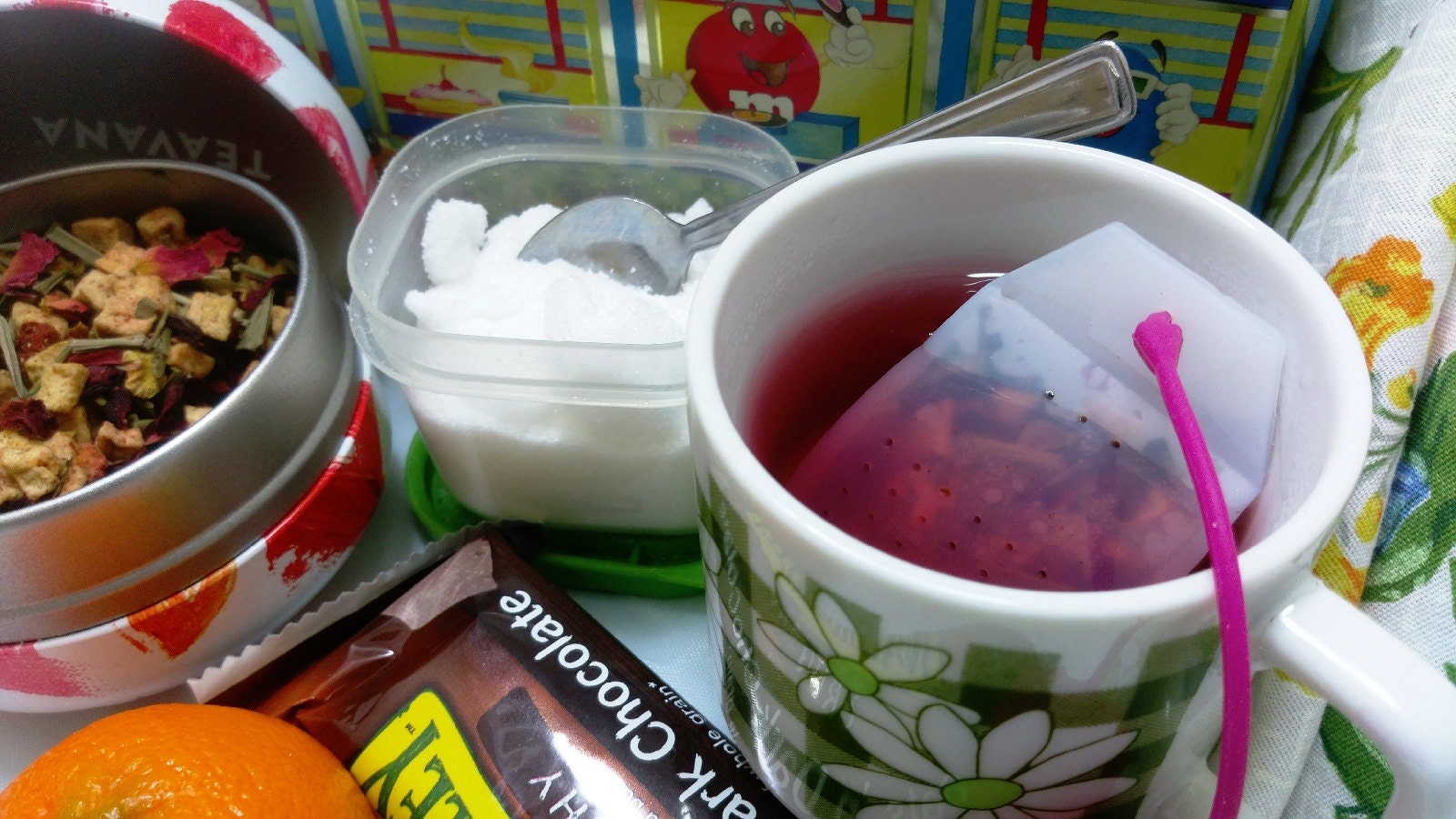 tea is ready, all-inclusive tea break in a vintage tin