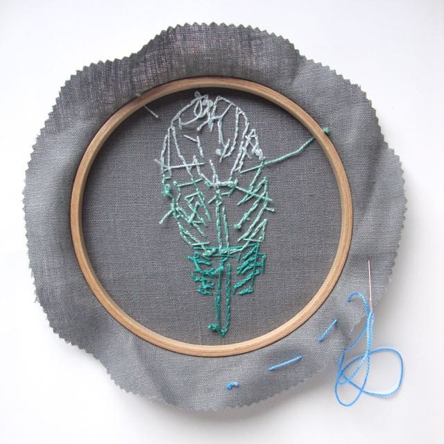 Finish your embroidery hoop: trim and start stitching.