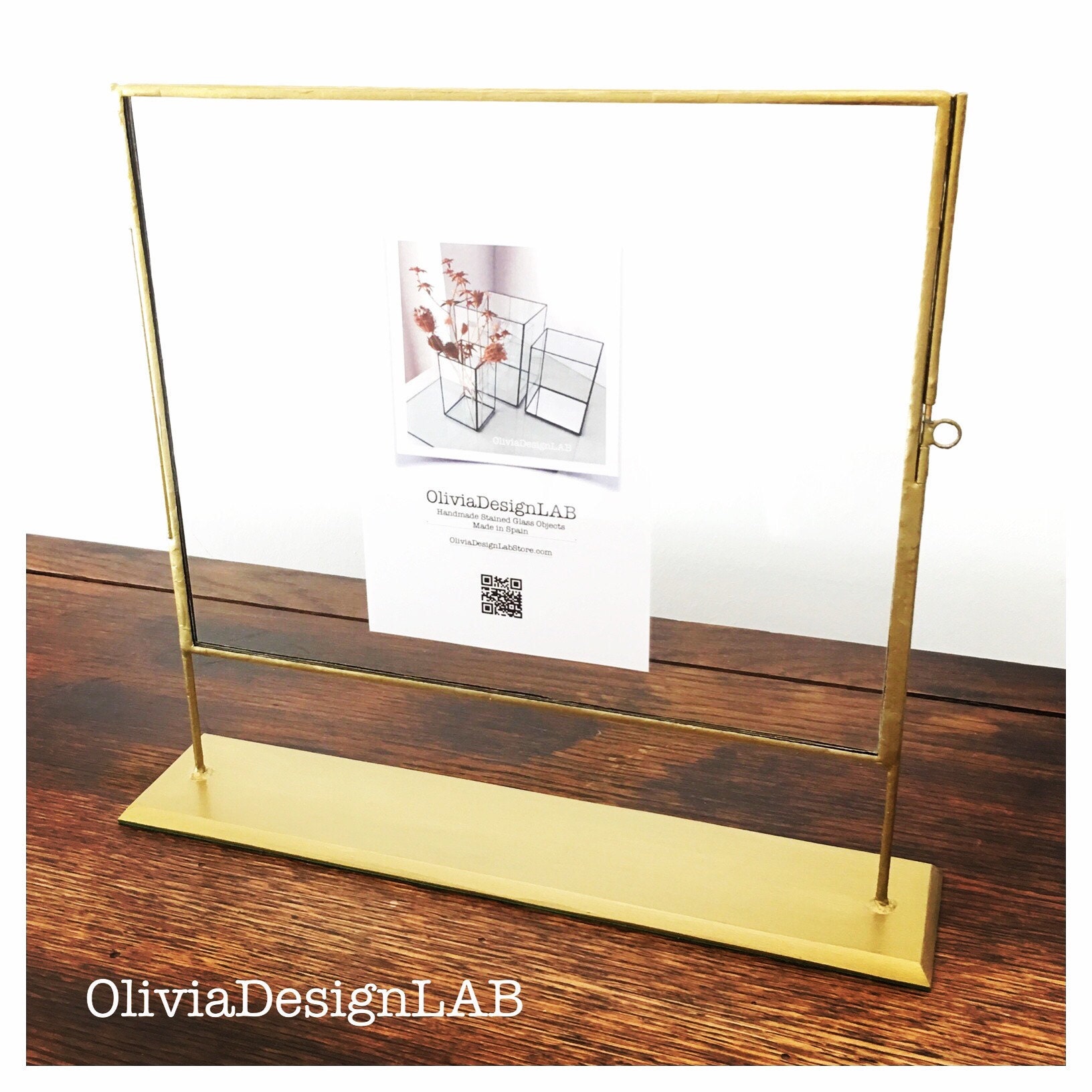 Frame with pedestal / Marco con pedestal.