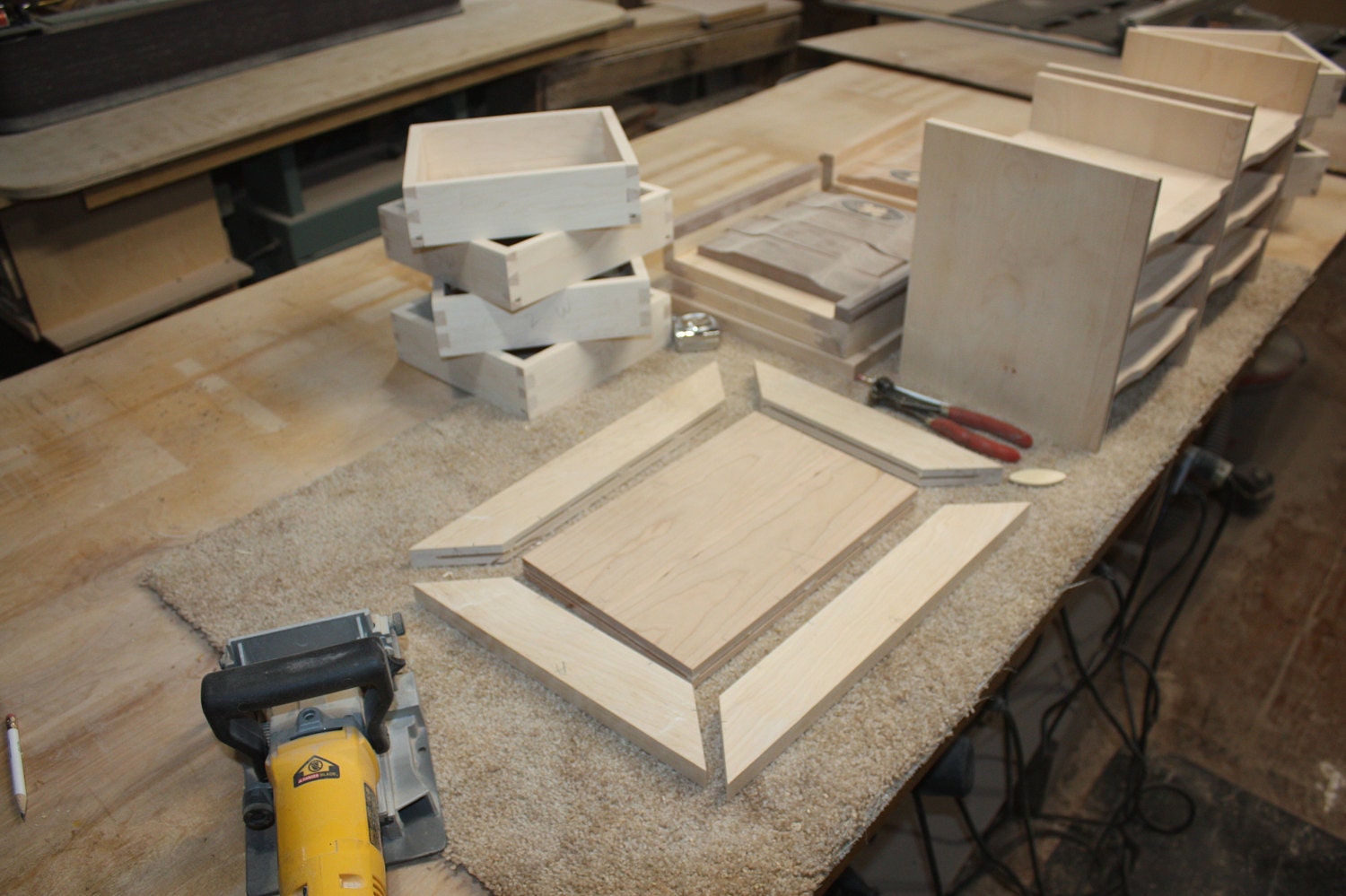 Fastening Frame to Center of Lid